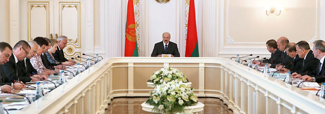 Лукашенко предлагает заставить белорусские банки работать, как в советские времена