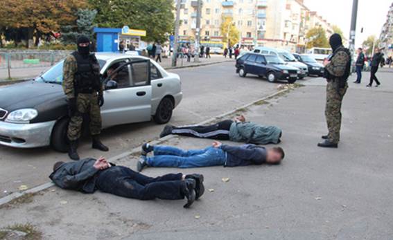 В Киеве задержано группу лиц, которые на заказ похитили мужчину и требовали у него $15 тыс. ВИДЕО