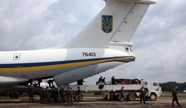 В аэропорту Луганск террористы подбили  самолет: 49 военных погибли