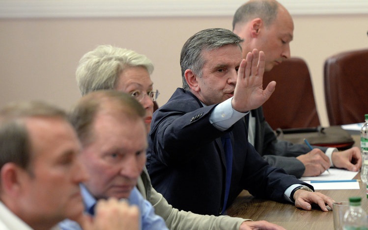 Президент рассказал о консультациях трехсторонней контактной группы в Донецке