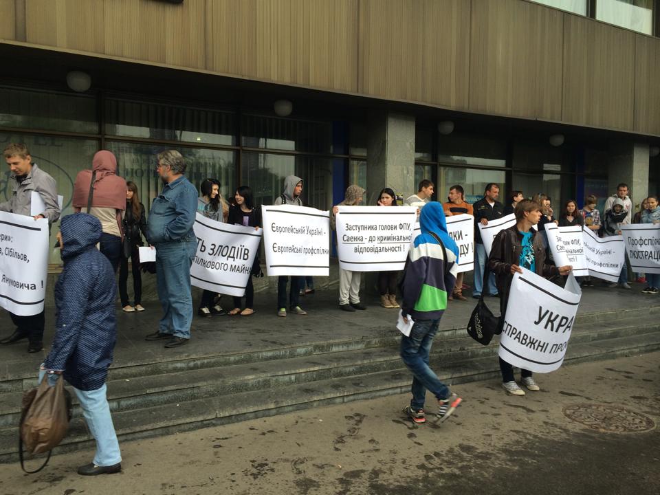 В Киеве активисты штурмуют отель "Турист": В ход пошел слезоточивый газ и взрывпакеты