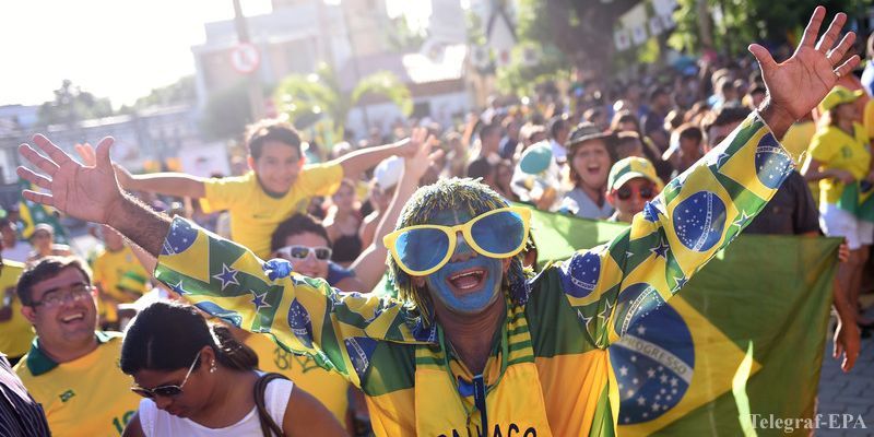 Разгневанных фанатов сборной Бразилии полиция разогнала слезоточивым газом. ВИДЕО