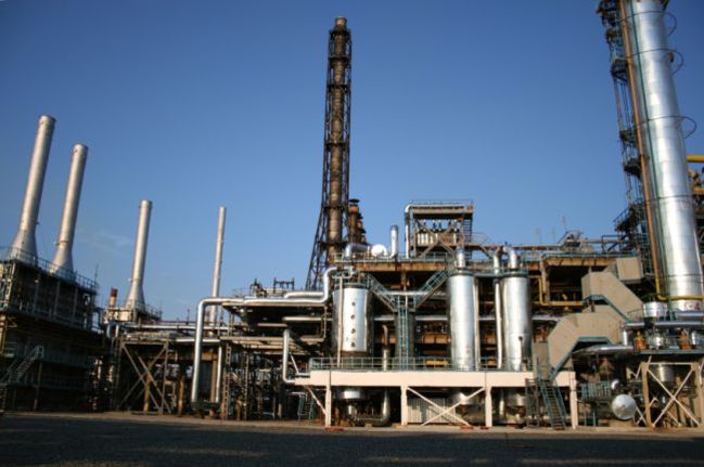В Лисичанский нефтеперерабатывающий завод попал снаряд. ВИДЕО