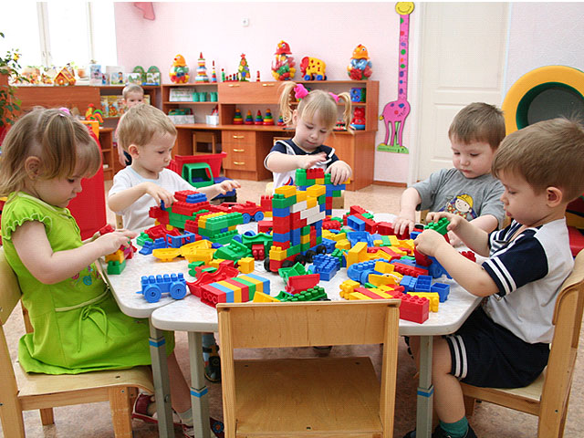 Порошенко подписал закон об упрощенной передаче детсадов из государственной в коммунальную собственность