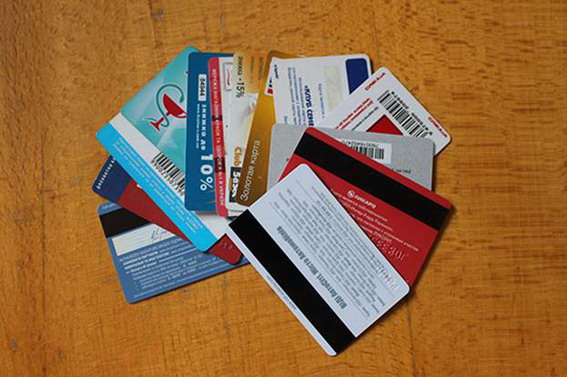 С помощью «скинера» в однин из банкоматов Киева, мошенник воровал деньги с банковских карточек. ВИДЕО