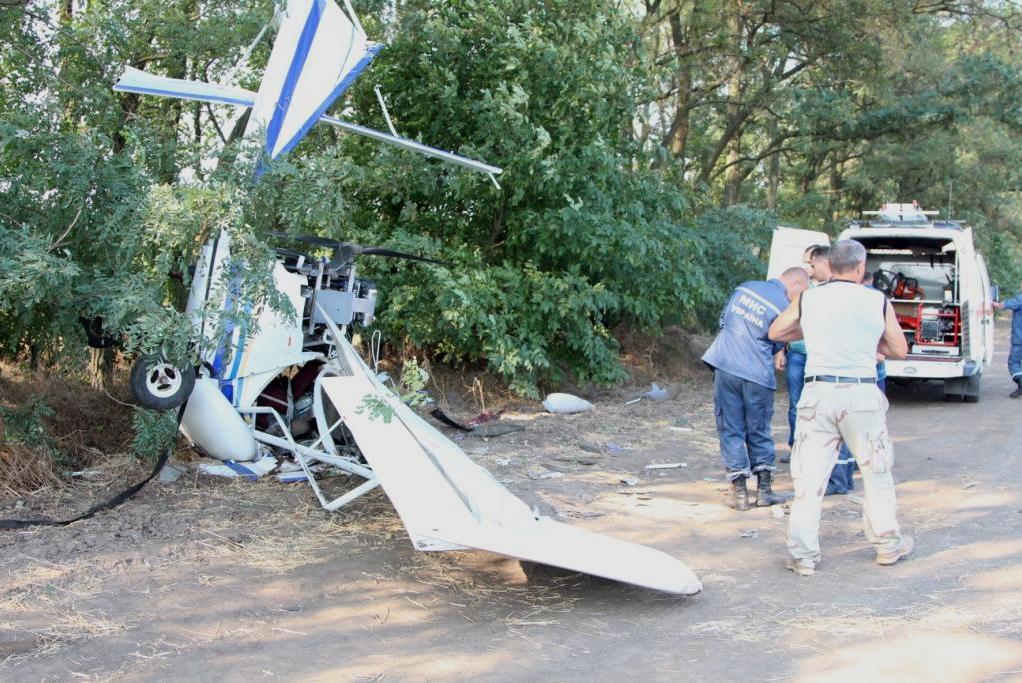 Днепропетровская область: в результате падения саморобного самолета 2 человека получили тяжелые травмы