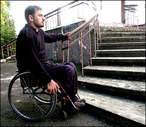 Инвалидам законом хотят обеспечить право на внеочередное обслуживание в медучреждениях