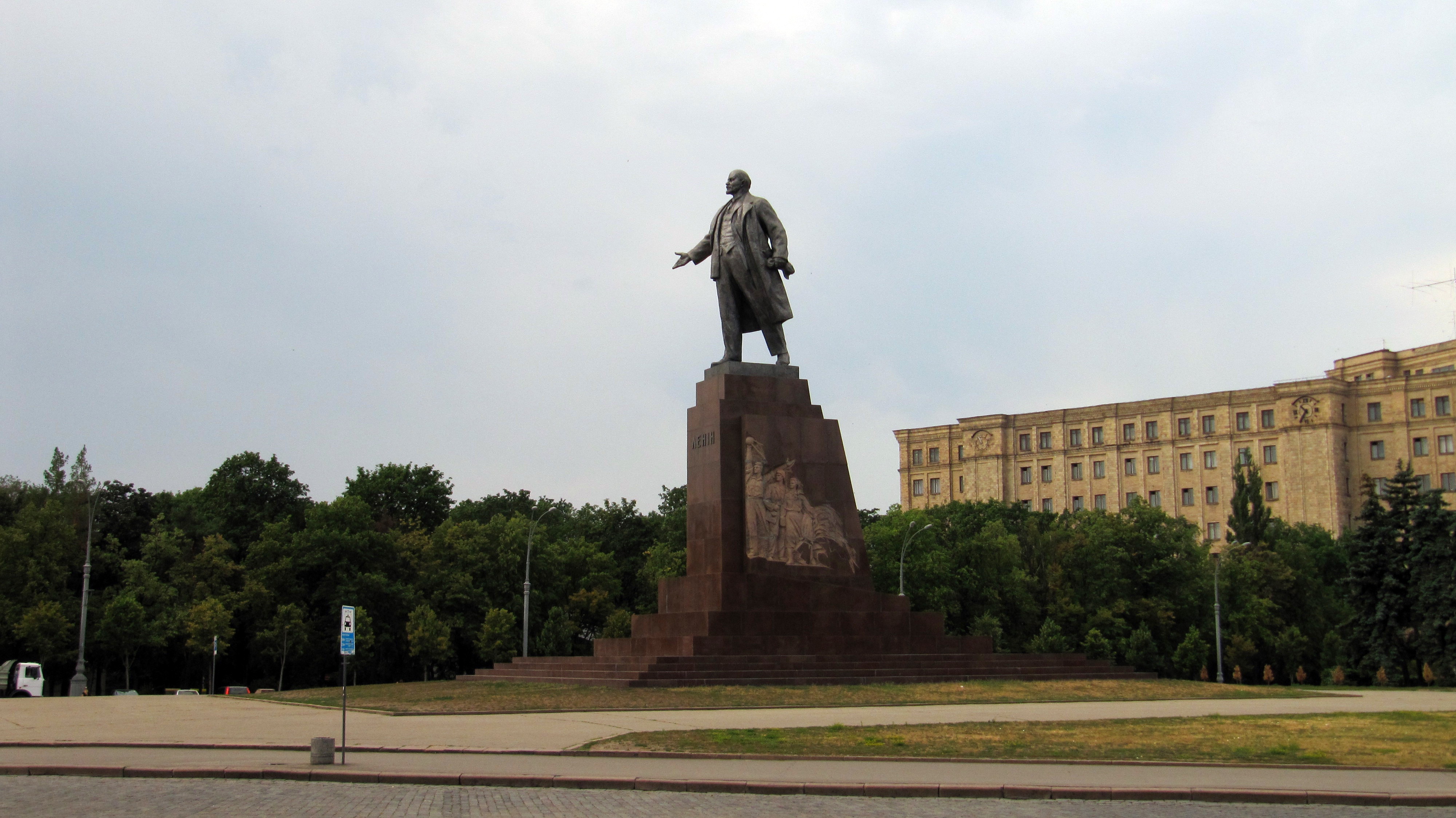 В Харькове активистов, сваливших пямятник Ленину, освободили от уголовной ответственности