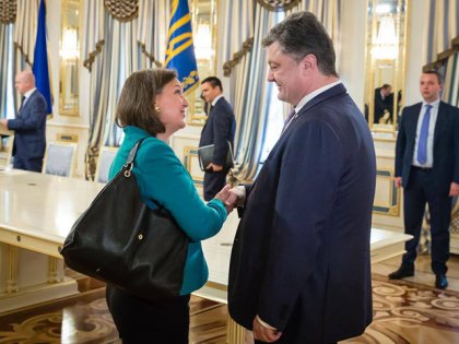 Во время встречи с Нуланд Президент Украины выразил обеспокоенность поставками газа и продуктов на Донбасс