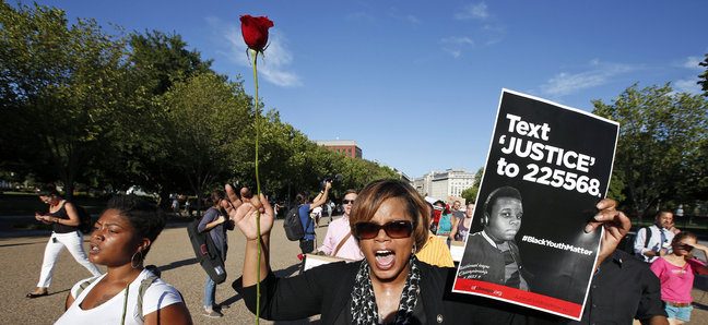 За участие в акции против убийства полицейским темнокожего подростка в США арестовали сенатора