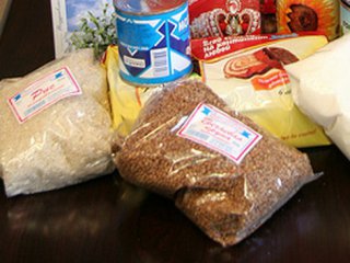 В Житомирской области соцработники раздавали пакеты с продуктами от имени одного из кандидатов в нардепы