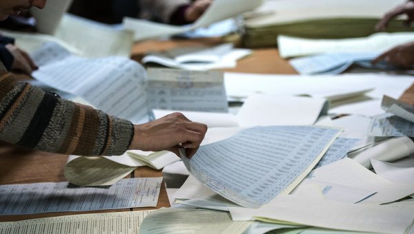 В Житомирской области зампредседателя УИК и секретарь в уборной заполняли пустые графы в протоколе подсчета голосов