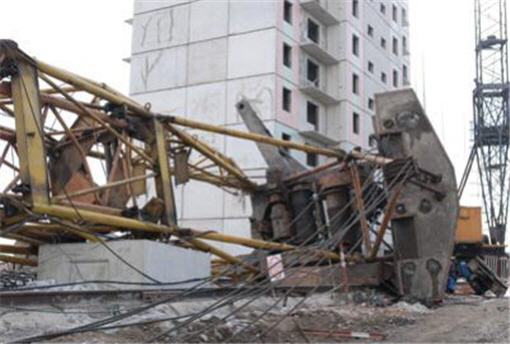В Днепропетровске на стройке сломался пополам и рухнул вниз башенный кран. Погибли 3 человека