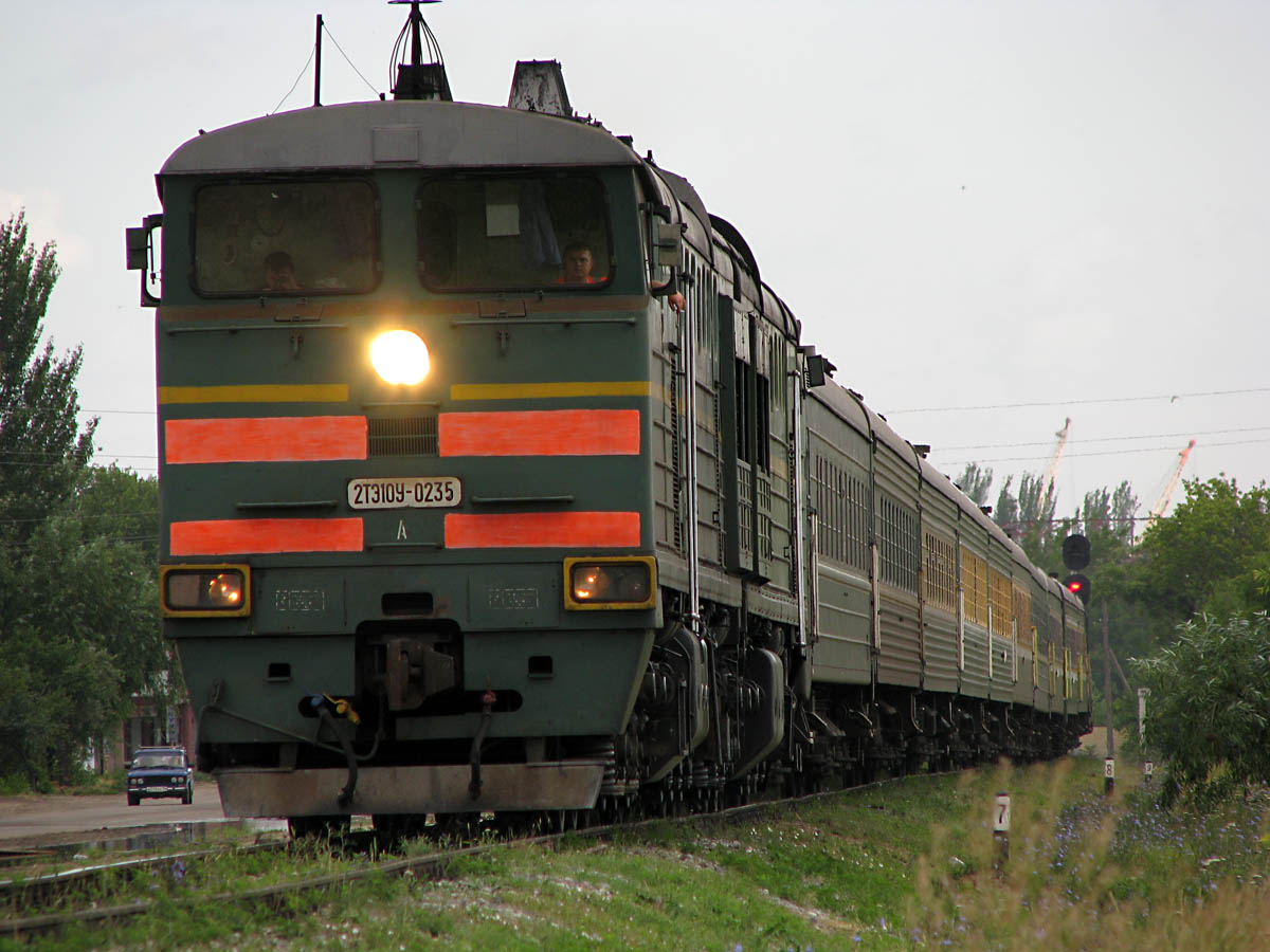 В Николаевской области на ж/д переезде автомобиль столкнулся с поездом 