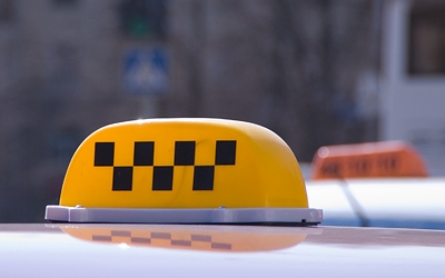 В Киеве такси влетело в столб. ВИДЕО