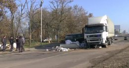 При въезде в Николаев грузовик Volvo снес блокпост. ВИДЕО