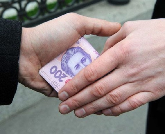 Работник исполнительной службы попался на получении взятки