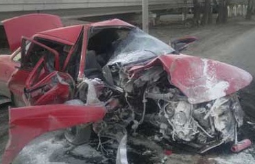 В Запорожье автомобиль въехал в земляную насыпь: авто уничтожено полностью, водитель и пассажиры погибли на месте