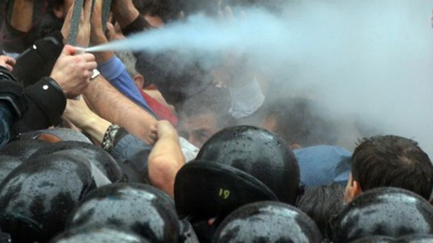В Афинах во время марша против студентов полиция применила слезоточивый газ. ВИДЕО