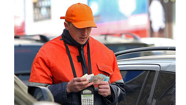 Отныне в Киеве парковать и штрафовать будут инспекторы-контролеры. ВИДЕО