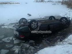 В Киевской области из-за обледенелой дороги автомобиль занесло в пруд