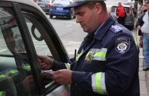Иностранцев заставят платить штрафы за нарушение Правил дорожного движения в Украине. ВИДЕО