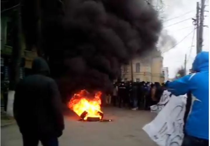 В Виннице штурмуют облсовет: горят шины, взрывается пиротехника