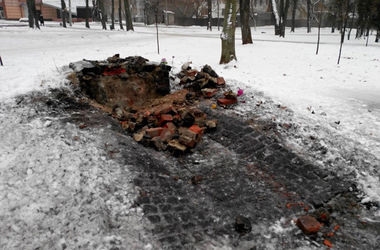 В Харькове расследуют повреждение памятника воинам УПА