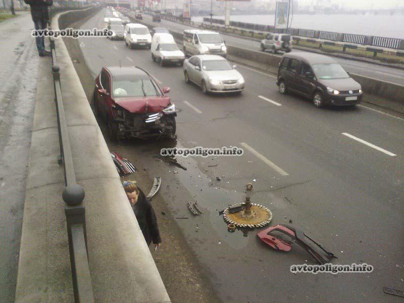 В Киеве водитель легковушки не заметил трактор и врезался в него