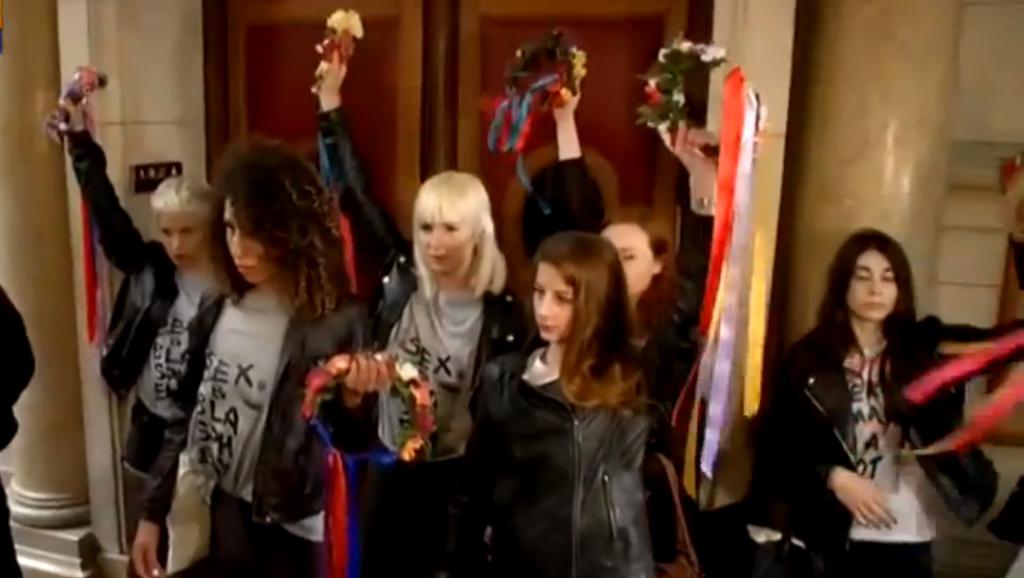 За акцию протеста, проведенную в церкви, активистку Femen приговорили к месяцу тюрьмы