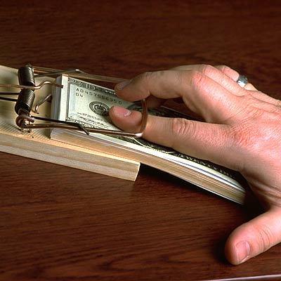 Милиционеры, требовавшие $4000, могут получить 10 лет тюрьмы