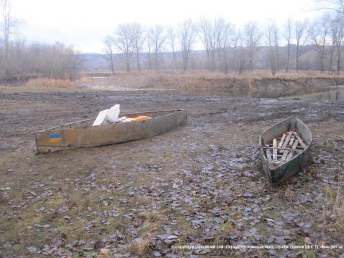 На берегу Ворсклы пограничники обнаружили лодку с запчастями и сыром  