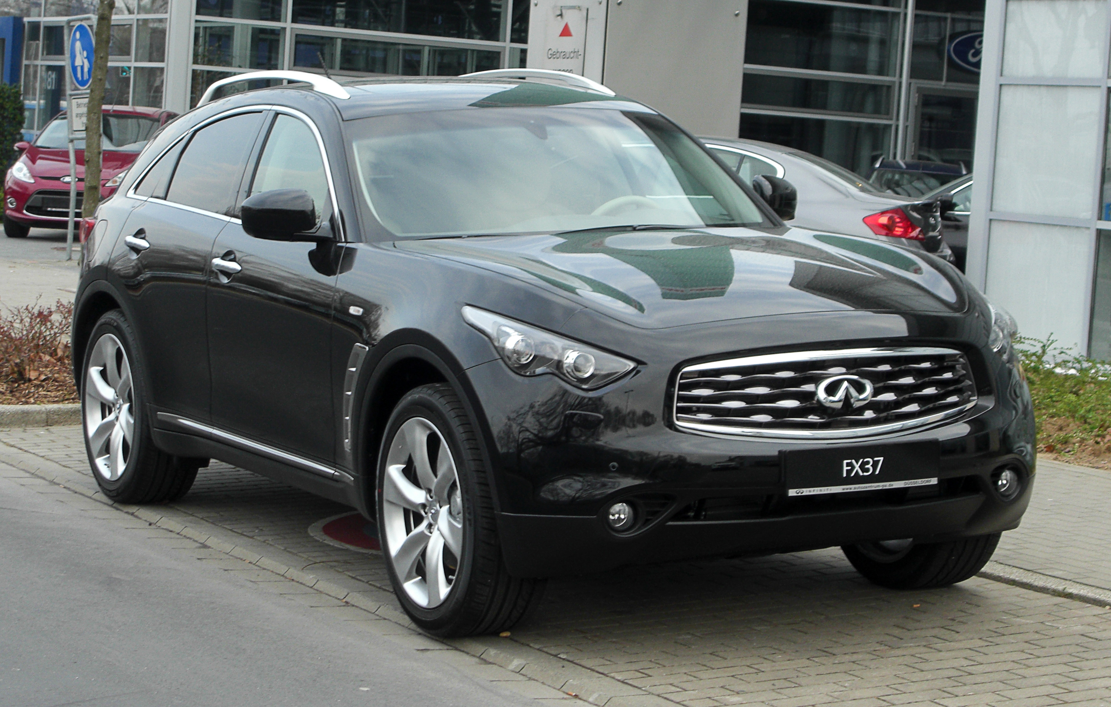 Женщина на Infiniti FX37 не пережила столкновения с рекламным щитом