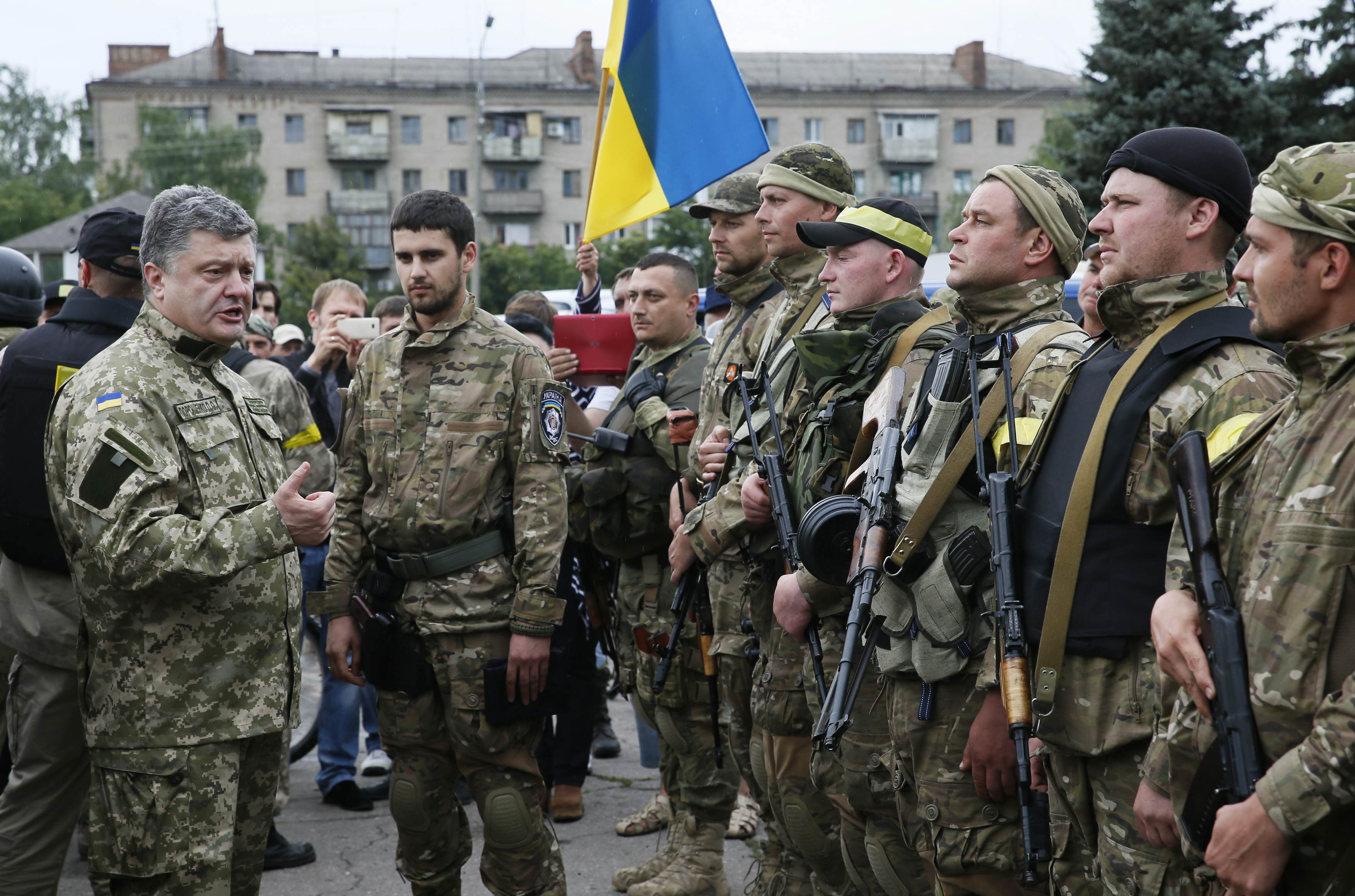 Боеспособность украинской армии полностью востановлена, - Порошенко