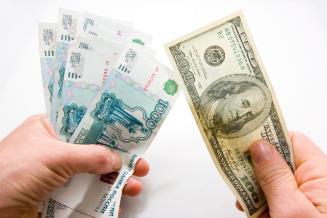 В Госдуме предлагают повысить востребованность рубля за счет ограничения оборота доллара