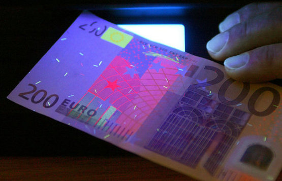 В банковском отделении мужчина обменял 600 фальшивых евро на гривны