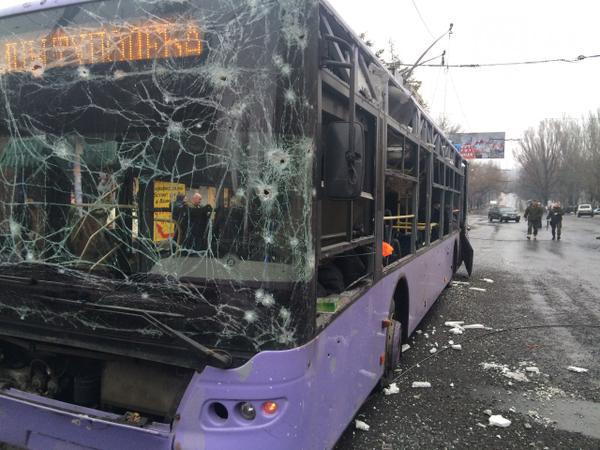 В Донецке снаряд попал в трамвайную остановку. 13 человек погибли, десятки ранены. ВИДЕО 18+