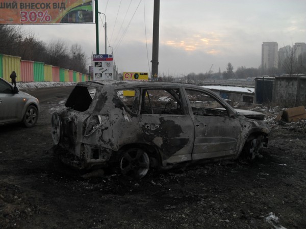 В Киеве взорвался автомобиль из-за контакта с высоковольтным кабелем. ВИДЕО