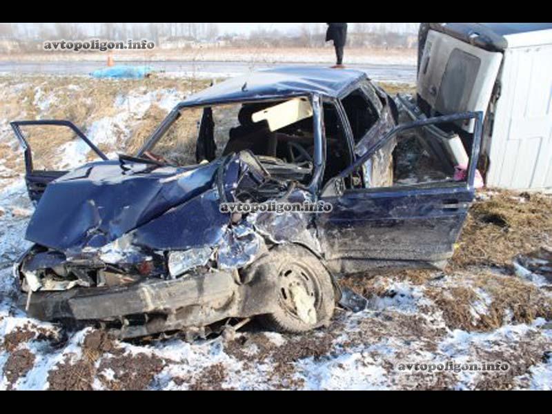 Во Львовской области Renault влетел в ВАЗ. Пассажирка "девятки" погибла