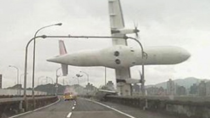 В Тайване самолет упал в окресностях столицы, задев автодорожный мост. ВИДЕО