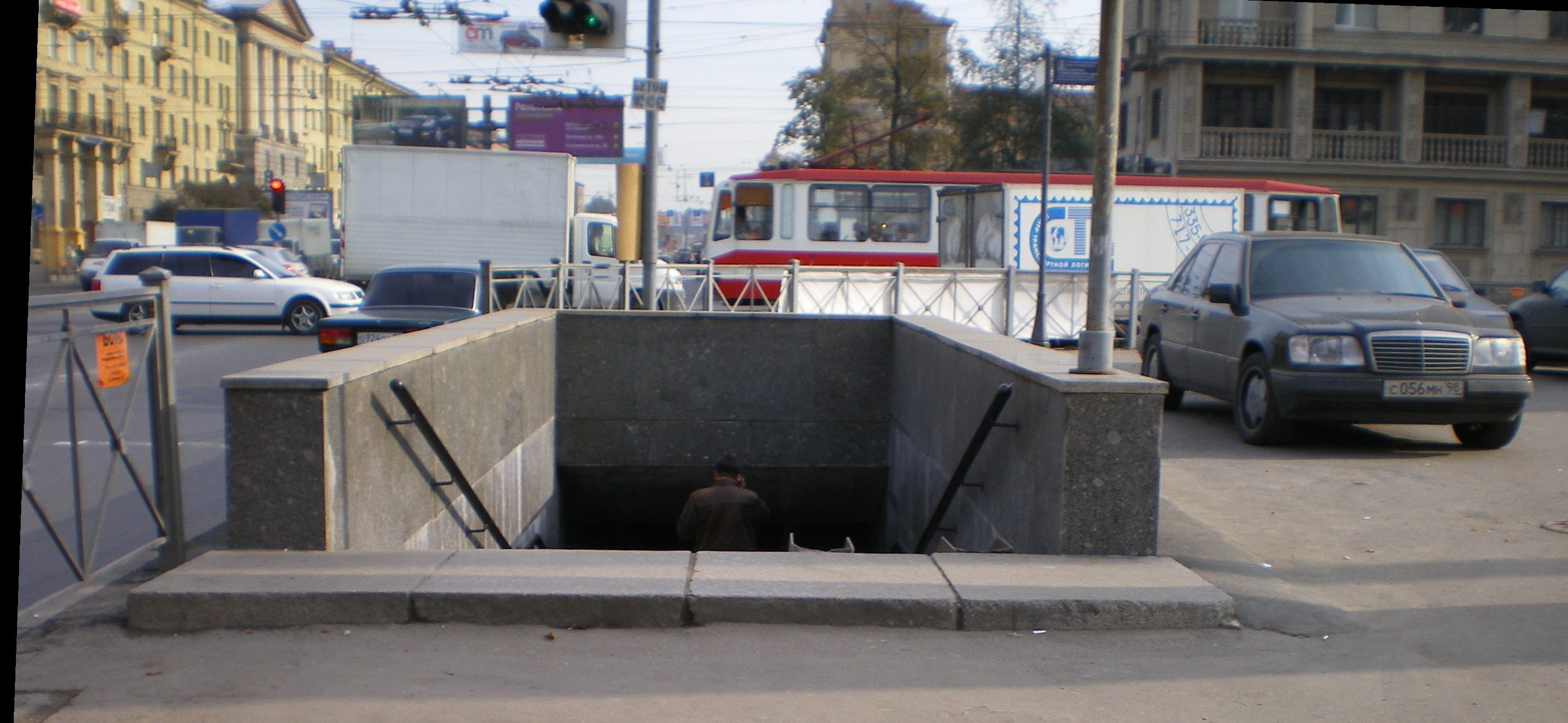 В Киеве автомобиль влетел в подземный переход и перевернулся