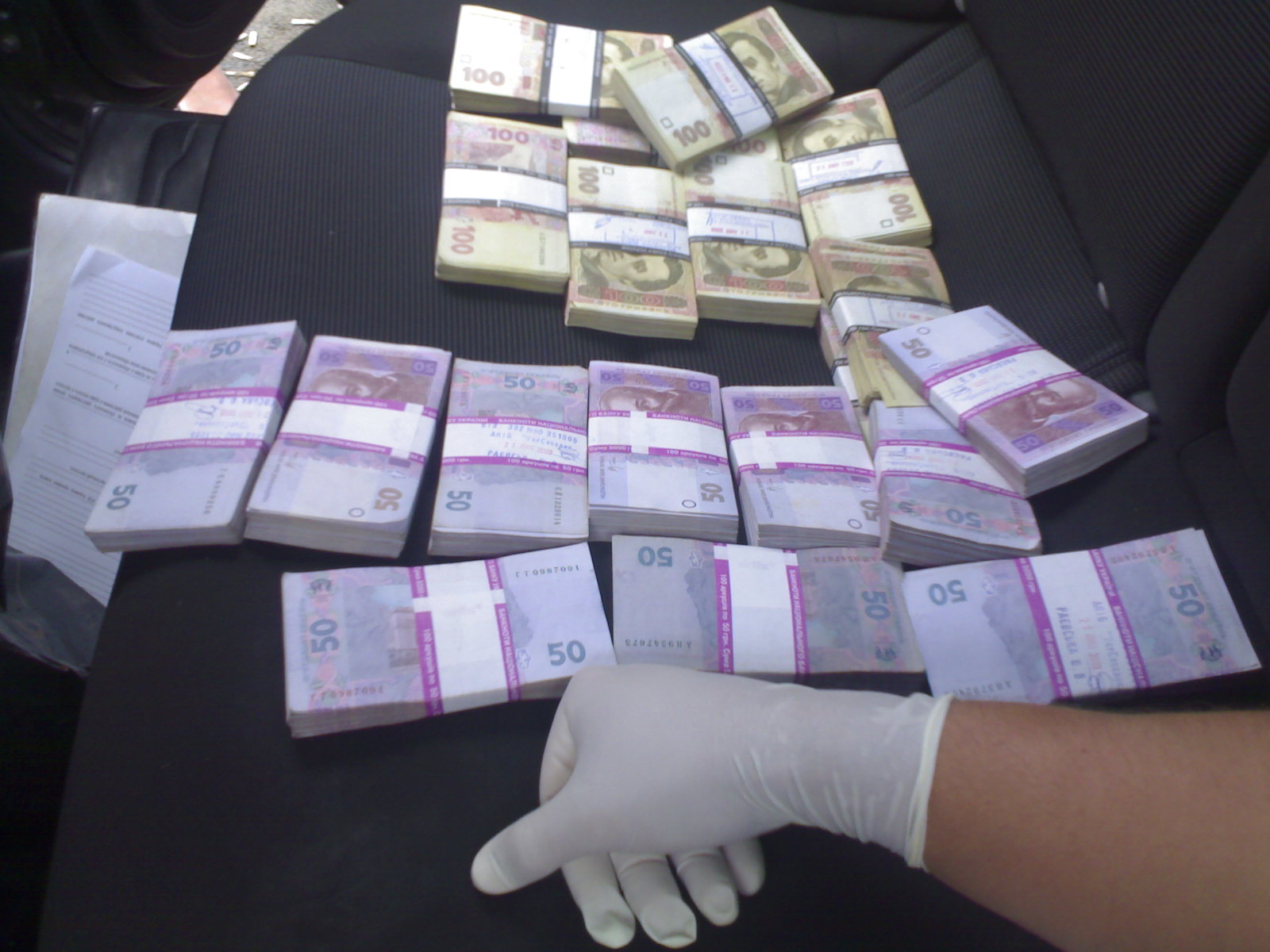 Высокопоставленных чиновников Фискальной службы задержали во время получения крупной взятки