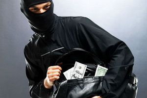 Вооруженный мужчина ограбил киевское отделение "Альфа-Банка" на 130 тыс. грн
