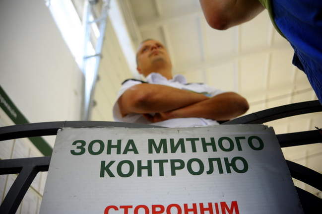 Во Львове задержано государственного инспектора таможенного поста при получении взятки