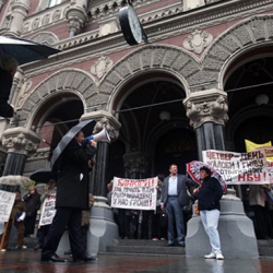 Под Нацбанком люди протестуют против резкой девальвации гривны