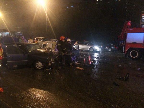 В Киеве столкнулись два BMW, Mercedes и Porsche Cayenne