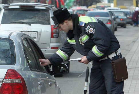 На заправке автомобиль ГАИ сбил автоинспектора. ВИДЕО