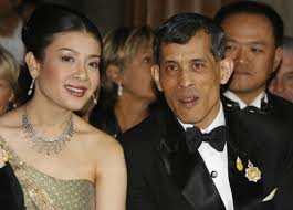 Родители бывшей таиландской принцессы приговорены к 30 месяцам тюрьмы за оскорбление королевской семьи