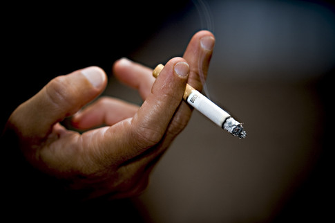Суд запретил американцу курить в собственной квартире из-за жалоб соседей