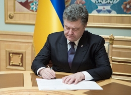 Президент подписал закон об особом порядке местного самоуправления в отдельных районах Донбасса